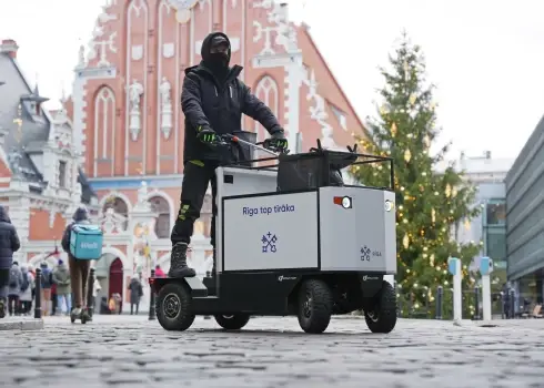 В Старой Риге и Межапарке территорию убирают при помощи специальных скутеров