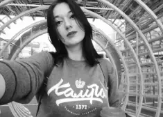 При загадочных обстоятельствах в России умерла 37-летняя поэтесса Инна Теплова, ее муж исчез