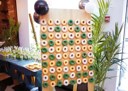 В центре Риги открылся pop-up магазин, посвященный фильму "Поток"