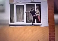 В Болдерае мальчик вышел на подоконник 4-го этажа, следом появилась его сестра