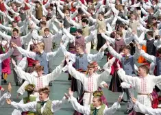 Сегодня в Риге пройдет шествие участников Праздника песни и танца школьников: центр города перекрыт