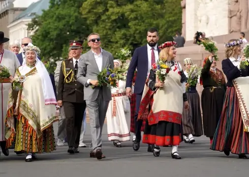 Шествие участников XIII Праздника песни и танца школьной молодежи