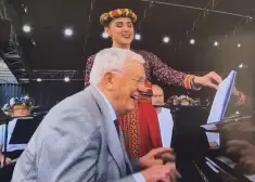 ВИДЕО: общение довольного Паулса с девушкой на финальном концерте Праздника песни вызвало споры в Сети