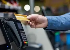 Система упала, заплатить невозможно. Разумно ли в Латвии отказываться от наличных денег?