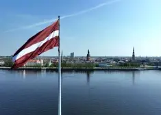 Инвесторы обеспокоены: Латвии угрожает резкий рост стоимости жизни и новая волна эмиграции