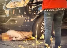 В центре Тукумса пожилая женщина оказалась зажатой под корпусом автомобиля - понадобилась помощь спасателей