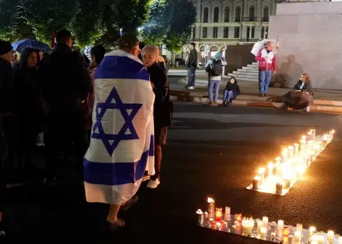 Собрание людей у памятника Свободы в поддержку Израиля (09.10.25)