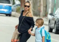 Беременная Анна Курникова поделилась редким фото с детьми от Энрике Иглесиаса