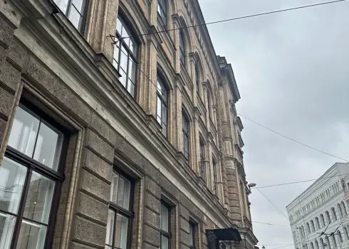 В Риге с фасада здания на улице Валдемара упала штукатурка