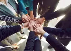 Исследование выявило, что людям в Латвии одной зарплаты уже мало. Что еще требуется работникам?