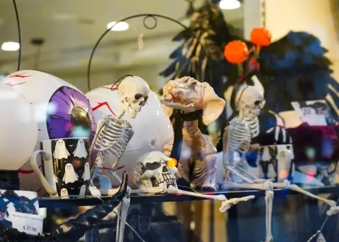 Витрины рижских магазинов захватила атмосфера Хэллоуина (2025)