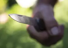 Приставил нож к горлу продавщицы и угрожал убить - грабитель в центре Риги действовал в стиле 90-х