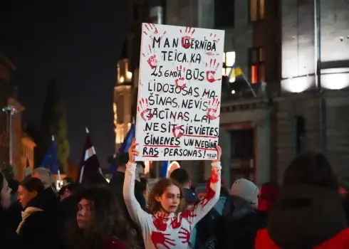 10 000 латвийцев на Домской площади протестуют против выхода из Стамбульской конвенции (6.11.2025)