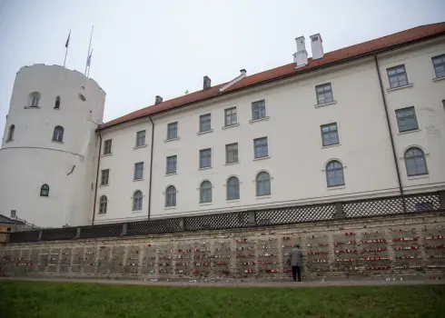 Свечи в честь Дня Лачплесиса на стенах Рижского замка (11.11.2025)