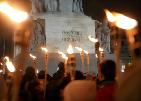 Сотни людей вышли на факельное шествие в честь Дня Лачплесиса (11.11.2025)