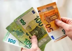 Эксперт считает, что в Латвии у людей слишком быстро растут зарплаты - это тормозит развитие страны