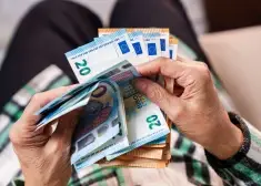 Пенсии, выплаты, пособия: выяснилось, кто в ЕС заботится о людях лучше всего. Где в этом списке Латвия?