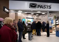 "Куда мы катимся?" Возмутительный случай в латвийском почтовом отделении: пенсионерка бьет тревогу