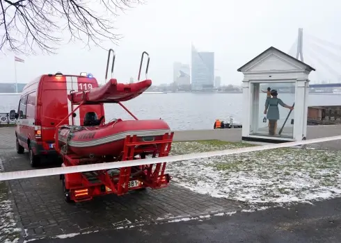 Поиски въехавшей в Даугаву машины (28.11.25)