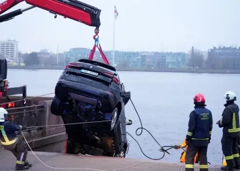 Затонувшую машину подняли со дна Даугавы (2025)