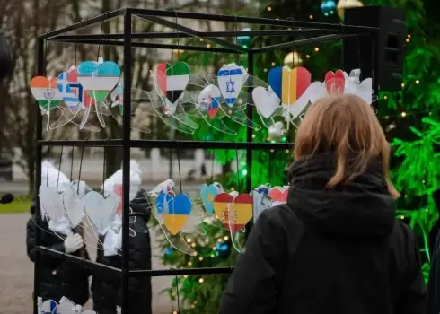 Украшенная елка у Дома конгрессов (2025)