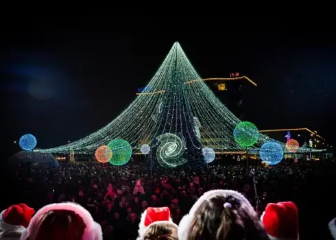 Самые красивые рождественские елки в Латвии в 2025 году