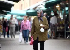 Пожилым жителям Латвии напомнили о возможности, которая реально помогает не чувствовать себя одинокими