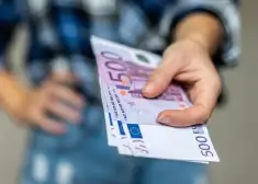 Кому и насколько поднимут социальные выплаты в Латвии с 2026 года? Полный обзор изменений