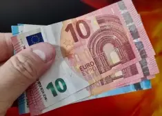10 евро, которые решают будущее. Эксперт высказался о пенсиях латвийцев