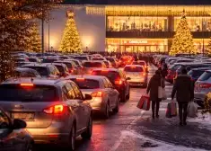 "Люди весь год не ели?" В соцсетях обсуждают полные супермаркеты и огромные пробки на улицах Риги