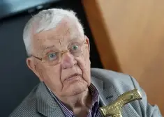 Раймонд Паулс: "А нужно брать налоги с тетушки, которая у дороги продает яблоки? Да пусть продает! Она этим живет!"