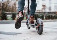 Оставив после себя крупные долги, обанкротилась фирма, сдававшая в Риге в аренду электросамокаты