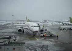 Пассажиры жалуются на хаос в Рижском аэропорту: самолеты перенаправляют в Данию и Литву, люди ночуют на полу