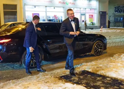 Гости собираются на празднование 90-летия Раймонда Паулса