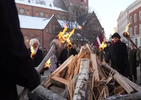 На Домской площади зажжен костер памяти баррикад 1991 года (2026)