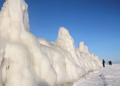 Ледяное королевство на пляже в Энгуре (февраль 2026)