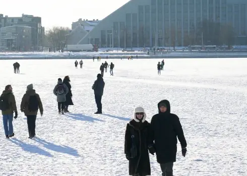 Рижане гуляют по замерзшей Даугаве (зима 2026)