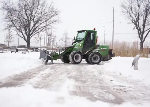 Очистка дорог от снега в Риге (13.02.26)