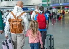 Жителям Латвии объяснили, почему путешествовать во время школьных каникул - не самая лучшая идея