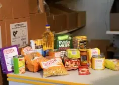 "Либо оплачиваешь счета, либо ешь": в Латвии все больше людей обращаются за продуктовыми наборами