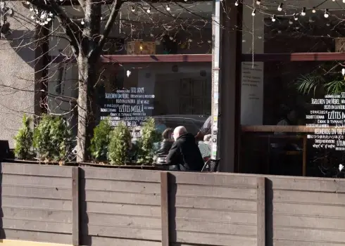 Люди наслаждаются солнцем на террасах в Риге (14.03.26)