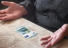 Денег нет и не будет: эксперты констатируют, что многих жителей Латвии на пенсии ждет бедность