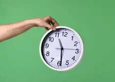 В Латвии готовы отменить сезонный перевод часов, но есть одна проблема