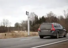 В Латвии сразу в десятках мест начнут фиксировать у авто отсутствие страховки и техосмотра