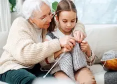 Бабушкины хобби снова в моде! Молодежь все чаще бросает телефоны ради... вязания