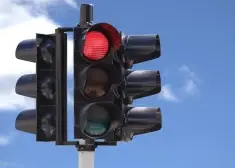 С помощью новой системы тысячам латвийских автоводителей отправляют штрафы за одно нарушение