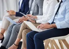 В Латвии резко ужесточилась борьба за рабочие места. Кому труднее всего найти хорошую вакансию?