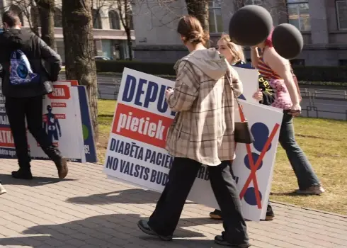 В Латвии прошел пикет за расширение поддержки больных диабетом (14.04.2026)