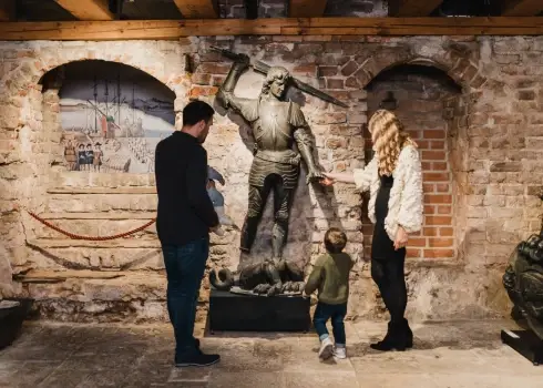 Внутри Дома Черноголовых