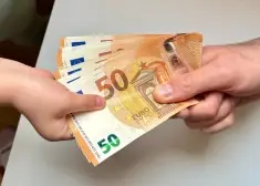 В стране ЕС, куда жители Латвии любят ездить в отпуска, резко ограничили использование наличных